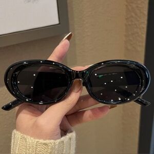 Elegant Black Oval Sunglasses